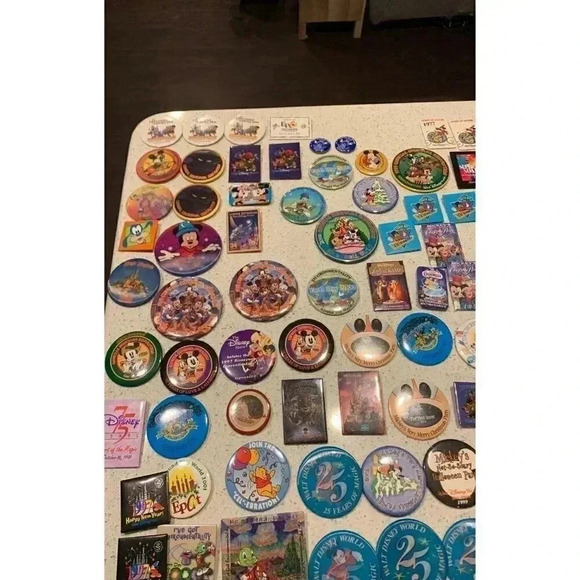 Huge lot of vintage disney button pins Bt - Picture 3 of 7